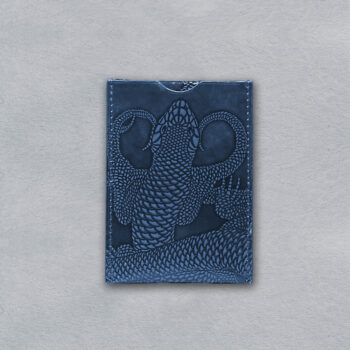 porte cartes compact en cuir glacé patiné main estampé motif lézards bleu marine