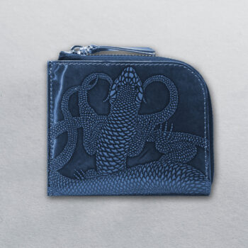 porte monnaie billets zippé cuir glacé main estampé motif lézards entrelacés bleu marine